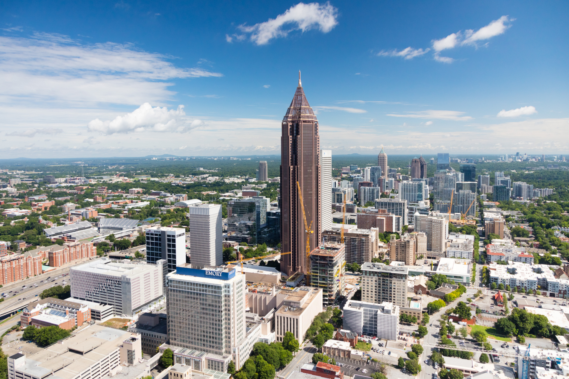 Le Bank of America Plaza  à Atlanta est le dixième des 10 buildings les plus hauts des USA.
